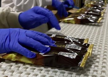 Golf Dondurma sarsıntı bölgesinde istihdamı artırırken, lokal üreticiyi de destekleyerek yaraları sarıyor