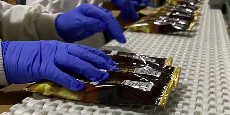 Golf Dondurma sarsıntı bölgesinde istihdamı artırırken, lokal üreticiyi de destekleyerek yaraları sarıyor