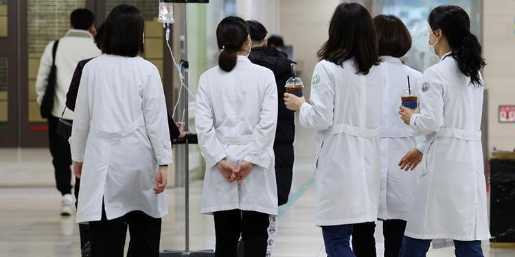 Güney Kore’de  bin 600’den fazla hekim grevde! Ameliyatlar ertelendi
