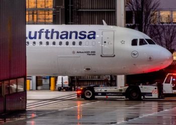 Havada cehennemi yaşadılar! 63 yaşındaki adamın ağzından ve burnundan litrelerce kan geldi, yolcular çığlıklar içinde izledi