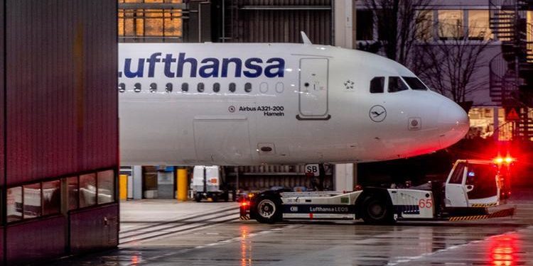 Havada cehennemi yaşadılar! 63 yaşındaki adamın ağzından ve burnundan litrelerce kan geldi, yolcular çığlıklar içinde izledi