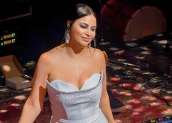 Hollandalı müzisyenlere sahnede halk oyunları öğretti