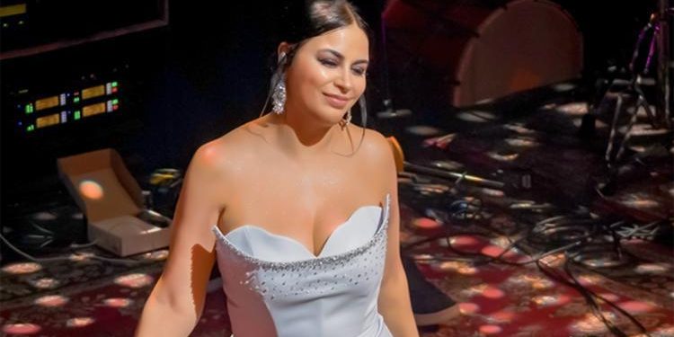 Hollandalı müzisyenlere sahnede halk oyunları öğretti