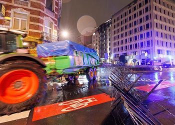 İmgeler Belçika’dan… Çiftçiler caddeleri ateşe verdi