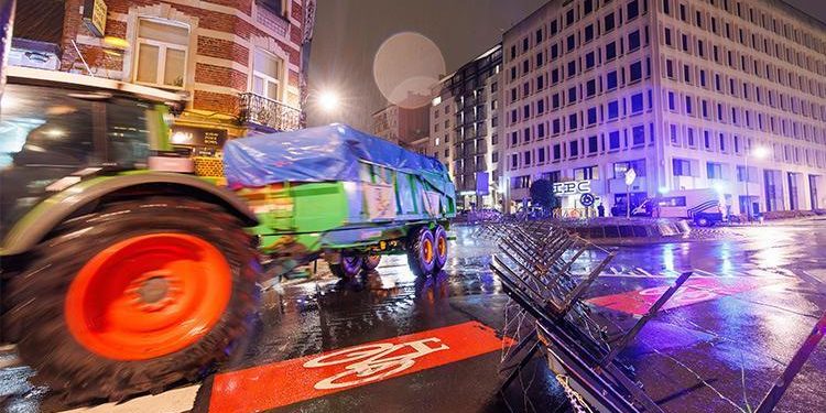 İmgeler Belçika’dan… Çiftçiler caddeleri ateşe verdi