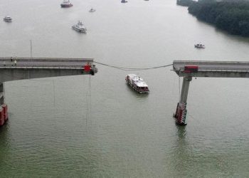 İmgeler Çin’den! Konteyner gemisi köprüye çarptı, araçlar suya düştü