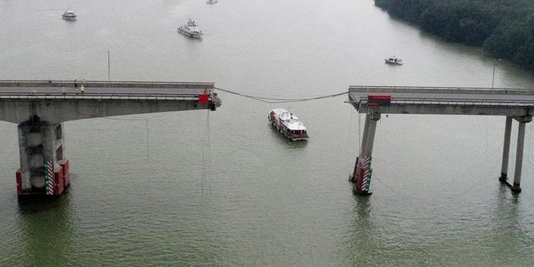 İmgeler Çin’den! Konteyner gemisi köprüye çarptı, araçlar suya düştü