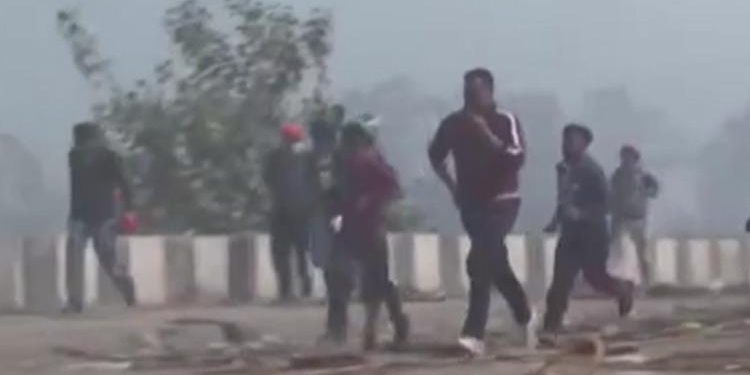 İmgeler Hindistan’dan… Çiftçi protestosuna biber gazlı müdahale