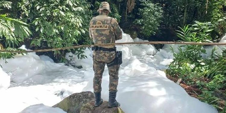 İnanılmaz manzara: Litrelerce sülfonik asit dereye döküldü, acil durum ilan edildi