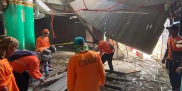 Kilisenin asma katı çöktü: 1 meyyit onlarca yaralı…