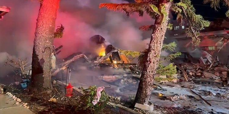 Manzaralar ABD’den: Küçük bir uçak karavan parkına düştü