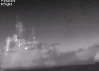 Manzaralar geldi… Ukrayna, Rus çıkarma gemisini batırdı