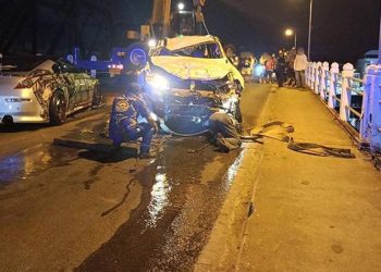 Manzaralar Tayland’dan… Kızgın şoför aracıyla arabaya vurup köprüden ırmağa uçtu: 2 meyyit