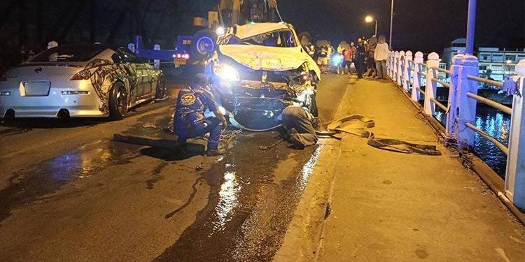 Manzaralar Tayland’dan… Kızgın şoför aracıyla arabaya vurup köprüden ırmağa uçtu: 2 meyyit