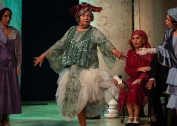 Nevra Serezli ” Veda” oyunundaki dansı ile konuşuluyor