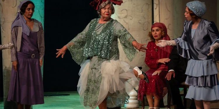 Nevra Serezli ” Veda” oyunundaki dansı ile konuşuluyor