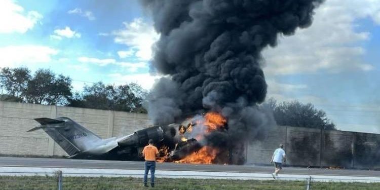 Otoyola inen küçük uçak araca çarpıp alev aldı