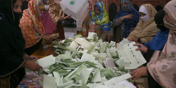 Oy verme süreci sona erdi! Pakistan’da heyecanlı bekleyiş…