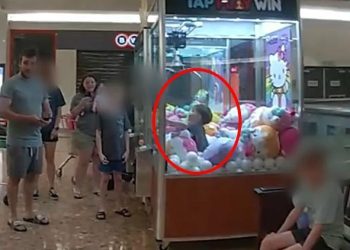 Oyuncak makinesinin içinde mahsur kalan çocuğu polis kurtardı