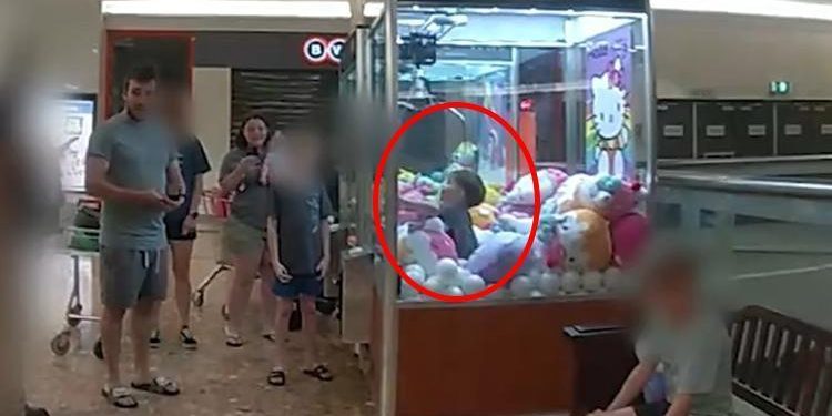 Oyuncak makinesinin içinde mahsur kalan çocuğu polis kurtardı