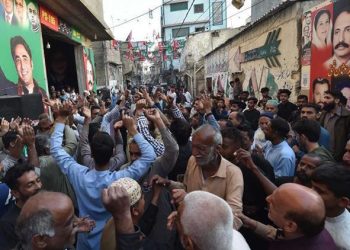 Pakistan seçimlerinde son durum: PTI dayanaklı bağımsız adaylar yarışı önde götürüyor