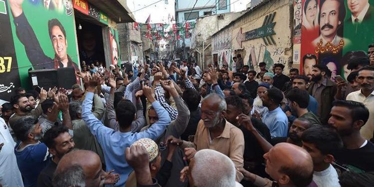 Pakistan seçimlerinde son durum: PTI dayanaklı bağımsız adaylar yarışı önde götürüyor