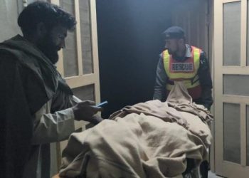 Pakistan’da karakola silahlı ve bombalı atak