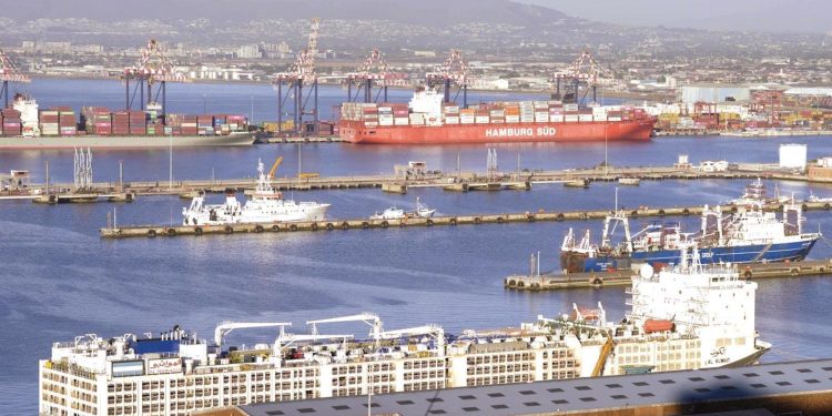 Sığır yüklü gemi tüm kenti kokuttu