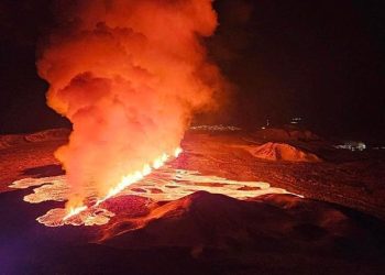 Sundhnukur Yanardağı  lav ve kül püskürttü