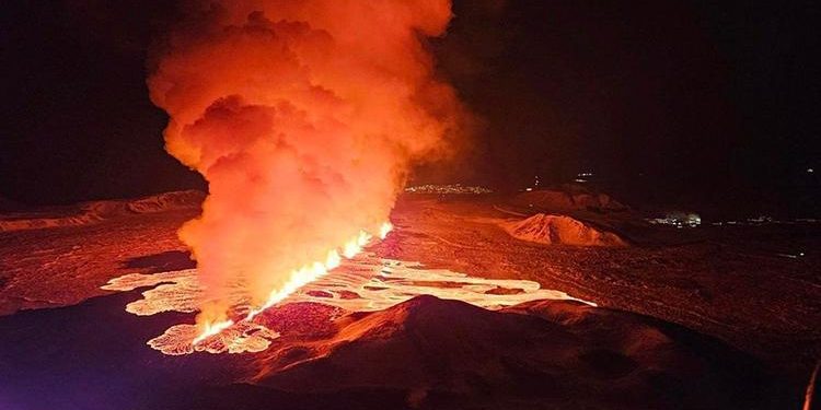 Sundhnukur Yanardağı  lav ve kül püskürttü