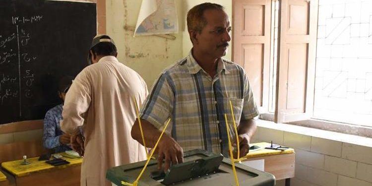 Taşınabilir hizmetler kesildi, Pakistan’da kritik seçim