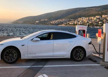 Tesla 2.2 milyon aracını geri çağırıyor