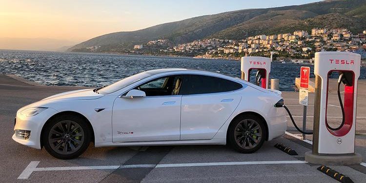 Tesla 2.2 milyon aracını geri çağırıyor