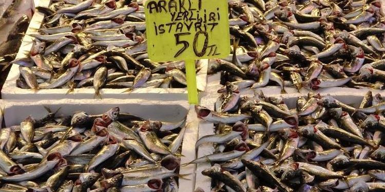 Tezgahlar istavritle dolup taşıyor