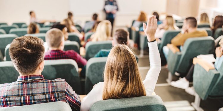 Üniversite mezunları daha çok istihdam ediliyor