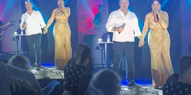 Zara sevgilisi İlker Görgülü ile sahnede el ele!