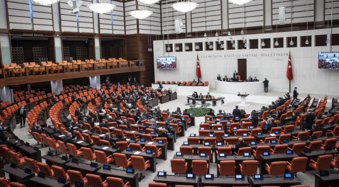 Emekliye 3 bin lira ikramiye Meclis’te kabul edildi