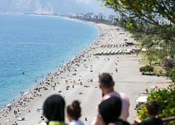 Antalya sahillerine tatilci akını