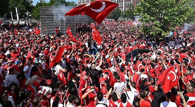 Binlerce Türk taraftardan Portekiz maçı öncesinde büyük yürüyüş
