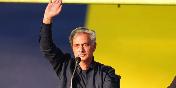 Dünya, Fenerbahçeli Mourinho’yu konuşuyor: Kahraman gibi karşılandı!