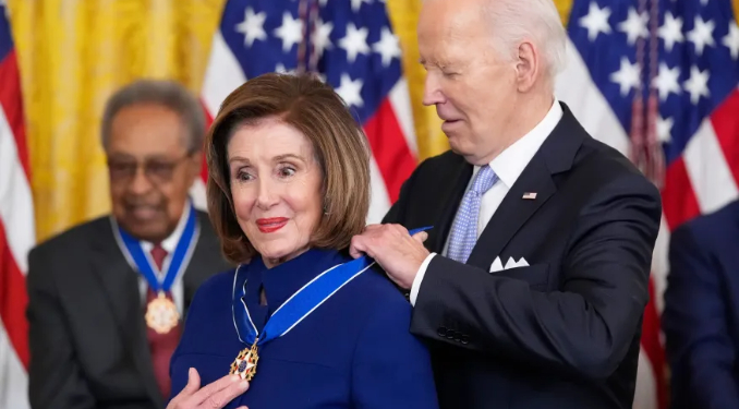 Pelosi: Tanrı Amerika’yı Biden’ın büyüklüğü ile kutsamıştır