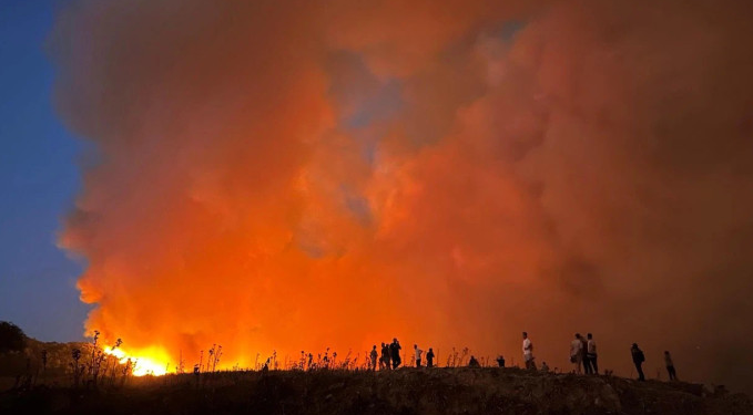 İzmir’de yangına havadan müdahaleye yeniden başlandı