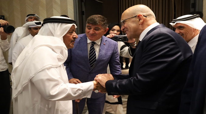 Bakan Şimşek, Katar’da yatırımcılarla bir araya geldi