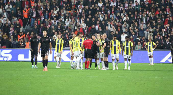 Fenerbahçe’de yıldız isim cezalı duruma düştü