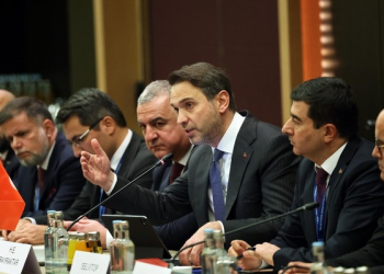 Bakan Bayraktar’dan Alman enerji şirketlerine yatırım çağrısı
