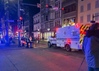 ABD’de araç kalabalığa daldı: Çok sayıda ölü ve yaralı var