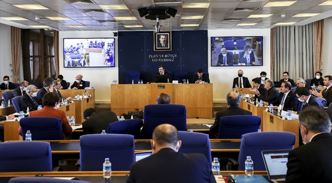 En düşük emekli aylığı teklifi Komisyon’da kabul edildi