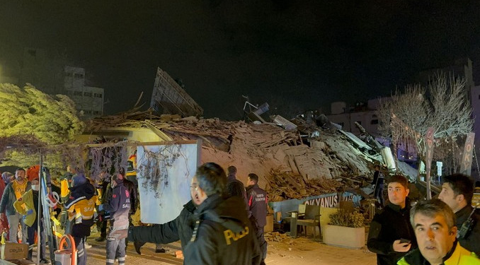 Konya’da 3 katlı bina çöktü