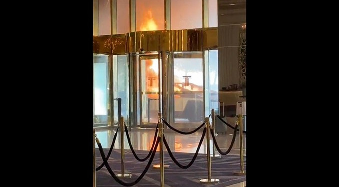 Trump’ın Las Vegas’taki otelinin önünde araç patladı