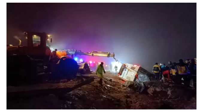 Bingöl’de yolcu otobüsü şarampole devrildi: 4 ölü, 32 yaralı